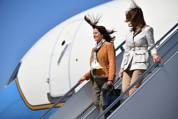 美国第一夫人梅拉尼娅·特朗普和美国副总统迈克·彭斯夫人凯伦·彭斯抵达北卡罗来纳州布拉格堡后走出飞机 - 俄罗斯卫星通讯社