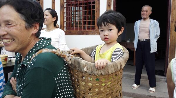 小公主舒服地坐在奶奶身后的篮子里。 - 俄罗斯卫星通讯社