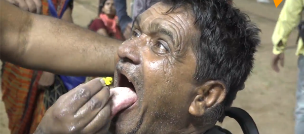 印度人吞活魚平喘 - 俄羅斯衛星通訊社