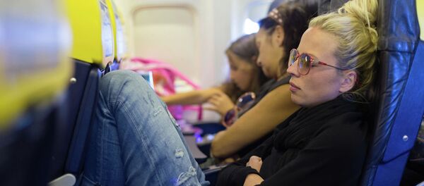 Девушка спит в самолете - 俄罗斯卫星通讯社