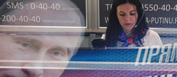 Сотрудница колл-центра Прямой линии с президентом РФ Владимиром Путиным принимает звонки. - 俄罗斯卫星通讯社