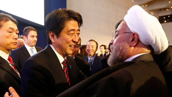 Japan's Prime Minister Abe greets Iran's President Rouhani at World Economic Forum in Davos - 俄羅斯衛星通訊社