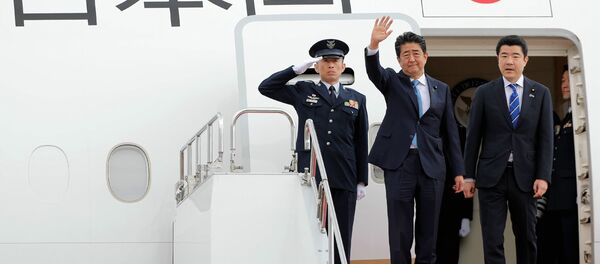 Japan's Prime Minister Shinzo Abe waves to well-wishers upon his departure at Tokyo's Haneda Airport on June 12, 2019. Abe left for a two-day visit to Iran. Japan's Prime Minister Shinzo Abe waves to well-wishers upon his departure at Tokyo's Haneda Airport on June 12, 2019. Abe left for a two-day visit to Iran. - 俄羅斯衛星通訊社