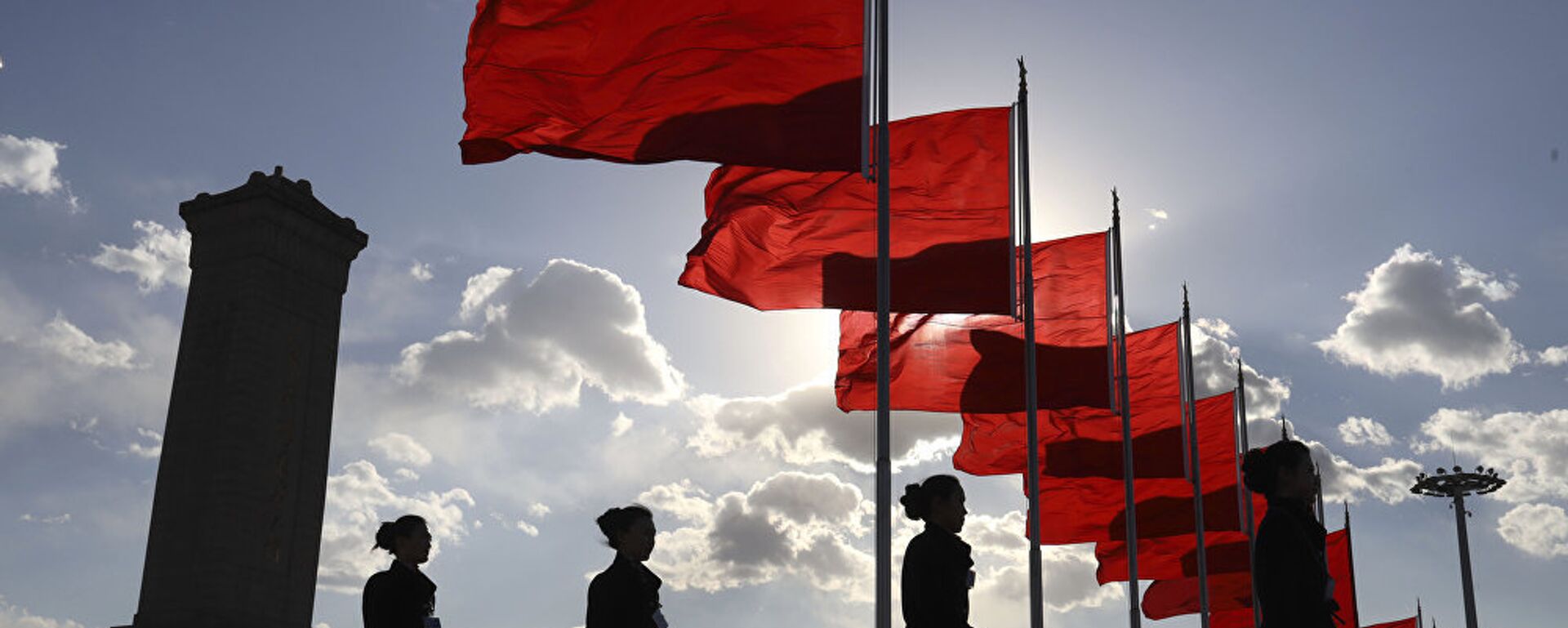 Bus ushers walk past red flags on Tiananmen Square during a plenary session of the Chinese People's Political Consultative Conference (CPPCC) at the Great Hall of the People in Beijing - 俄罗斯卫星通讯社, 1920, 03.12.2021