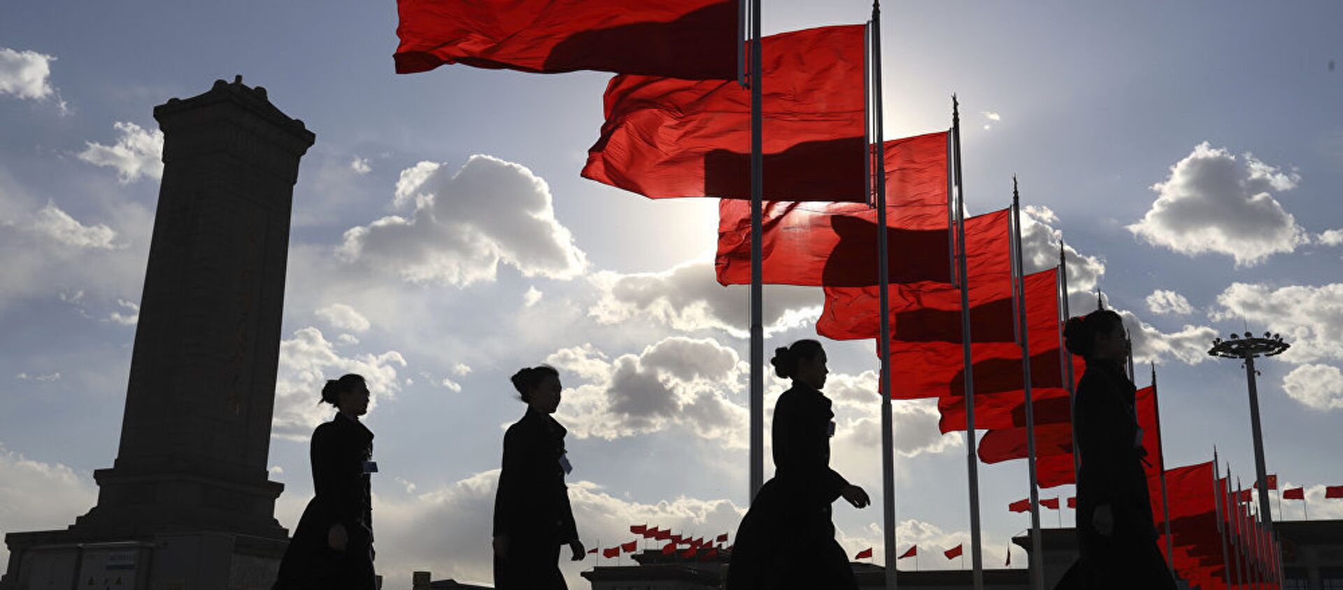 Bus ushers walk past red flags on Tiananmen Square during a plenary session of the Chinese People's Political Consultative Conference (CPPCC) at the Great Hall of the People in Beijing - 俄羅斯衛星通訊社, 1920, 03.12.2021