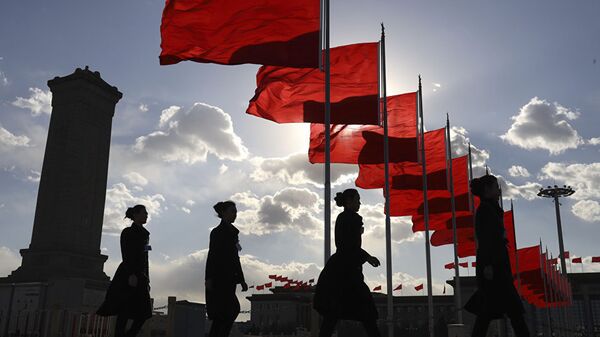 Bus ushers walk past red flags on Tiananmen Square during a plenary session of the Chinese People's Political Consultative Conference (CPPCC) at the Great Hall of the People in Beijing - 俄罗斯卫星通讯社
