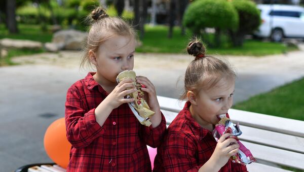 孩子吃冰淇淋 - 俄罗斯卫星通讯社