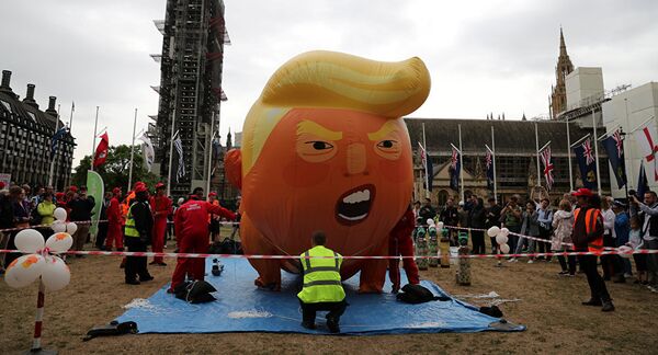 特朗普政府與中國的關係史非常好地為這種情況做了注腳:特朗普先是宣佈對中國中興通訊公司實施制裁,而在與中國國家主席習近平談判後,決定赦免中興公司,同時卻對中國商品開徵關稅。 特朗普政府與中國的關係史非常好地為這種情況做了注腳:特朗普先是宣佈對中國中興通訊公司實施制裁,而在與中國國家主席習近平談判後,決定赦免中興公司,同時卻對中國商品開徵關稅。 - 俄羅斯衛星通訊社