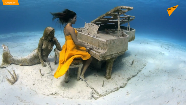 引人入勝的水下鋼琴演奏 - 俄羅斯衛星通訊社