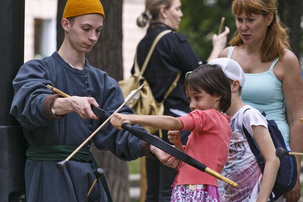 一名女子在参观莫斯科特维尔大街上的历史与时代狂欢节丝绸之路：从俄罗斯到哈里发展区。 - 俄罗斯卫星通讯社