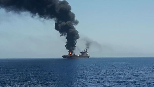 Огонь и дым от нефтяного танкера, атакованного у берегов Омана - 俄罗斯卫星通讯社