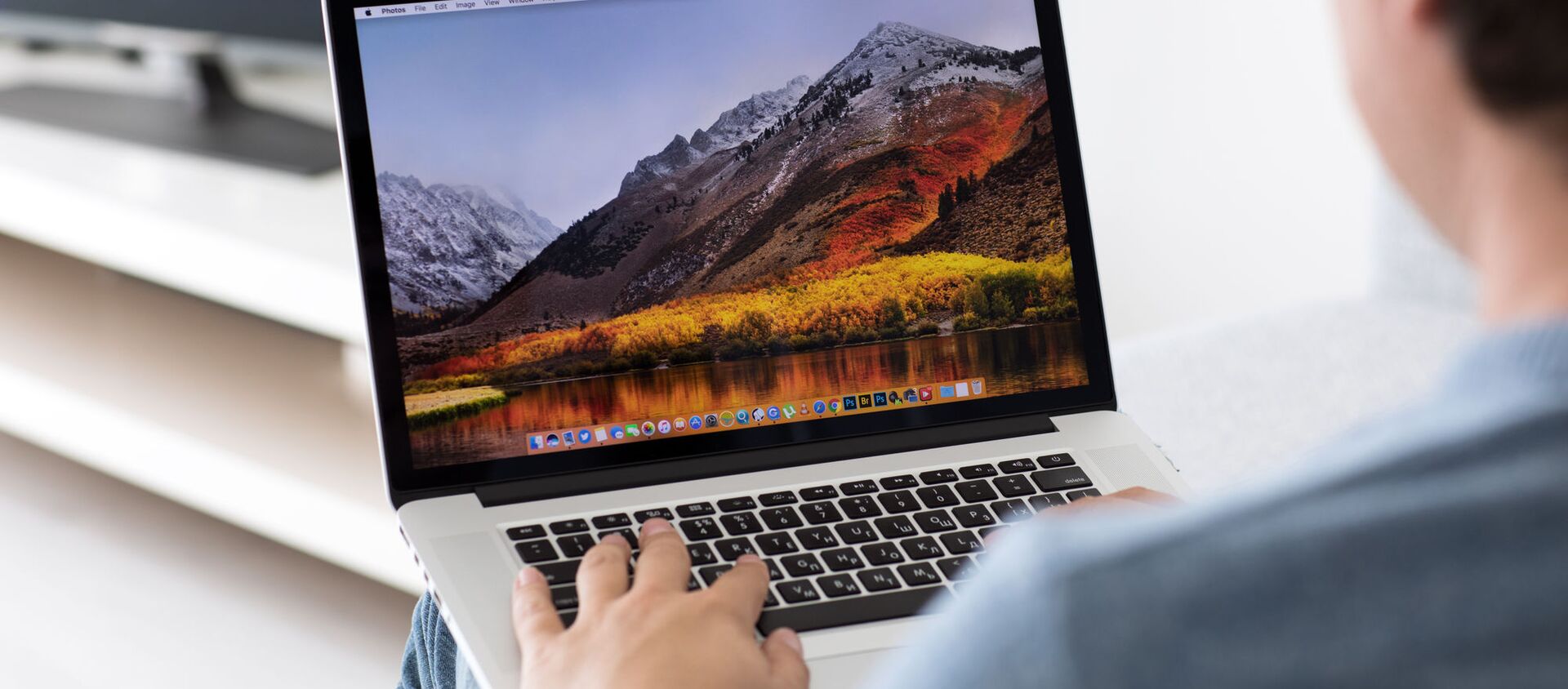 Фон MacOS High Sierra на экране MacBook Pro компании Apple inc. - 俄羅斯衛星通訊社, 1920, 01.09.2020