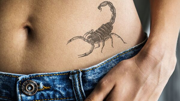 Татуировка скорпиона на животе девушки - 俄羅斯衛星通訊社