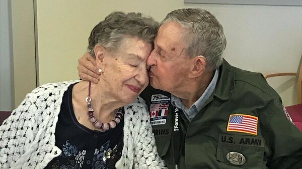 一對戀人分別75年後在法國見面 一對戀人分別75年後在法國見面 - 俄羅斯衛星通訊社