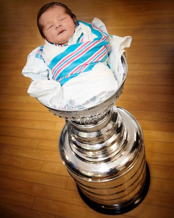 俄籍冰球运动员将刚出生的儿子放在斯坦利杯中  - 俄罗斯卫星通讯社