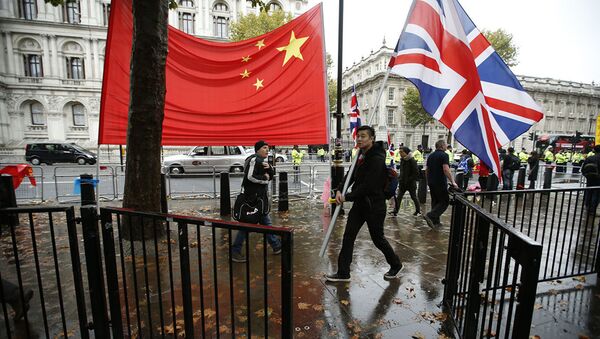 Флаги Великобритании и Китая возле Даунинг-стрит в Лондоне - 俄羅斯衛星通訊社