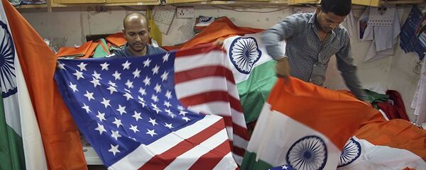 Indian men fold the U.S. and Indian flags at a shop in Mumbai, India - 俄羅斯衛星通訊社