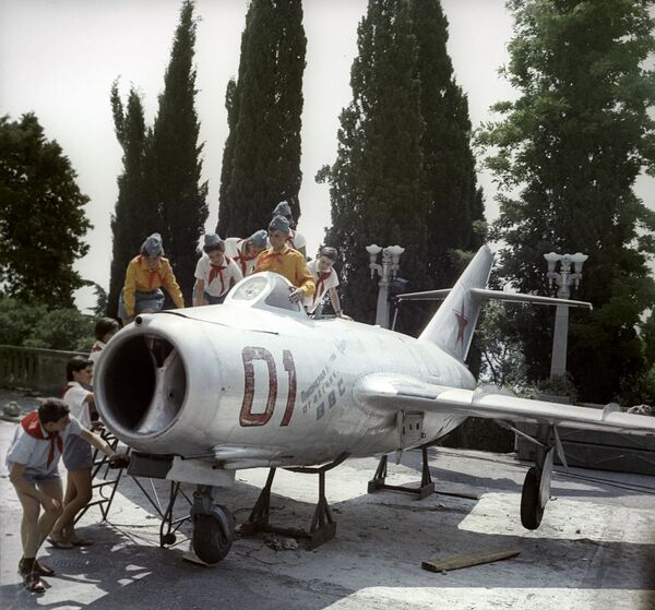 空军飞行员们送给“阿尔捷克”夏令营少先队员们的喷气式战斗机，1967年 - 俄罗斯卫星通讯社