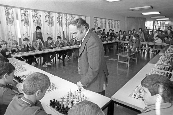 前世界象棋冠軍米哈伊爾·塔爾和“阿爾捷克”夏令營的孩子們同時下棋。1977年 - 俄羅斯衛星通訊社