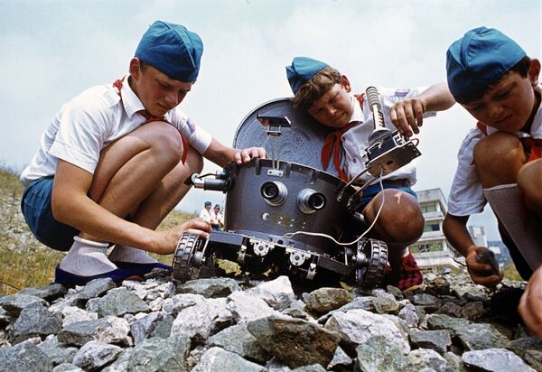 在“阿尔捷克”少先队夏令营，少年技术员课外小组的孩子们在测试月球车模型，1978年 - 俄罗斯卫星通讯社