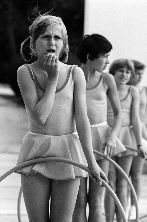 “阿尔捷克”先队夏令营的女孩子们在全苏儿童体育比赛表演开始前，1977年 - 俄罗斯卫星通讯社