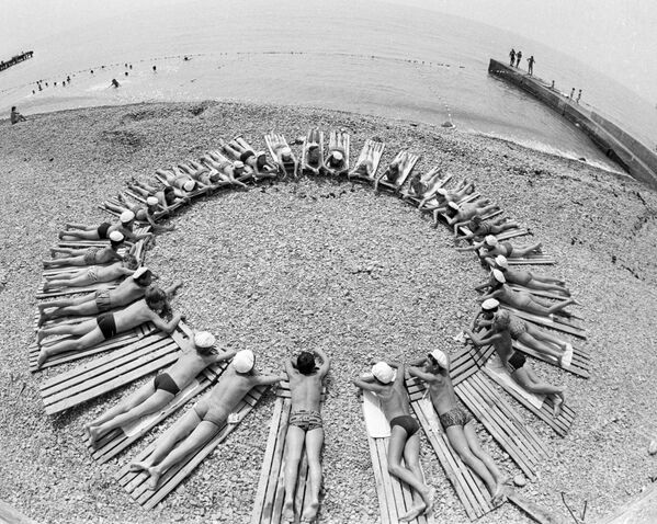 “阿爾捷克”少先隊夏令營海灘上的孩子們，1985年 - 俄羅斯衛星通訊社