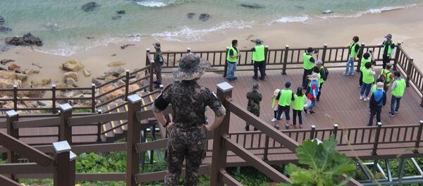 6.Участники тура фотографируются под присмотром военной полиции - 俄羅斯衛星通訊社