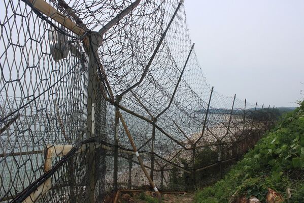 带刺铁丝网风光。带刺铁丝网封闭了韩国东海岸大部分海岸线。 - 俄罗斯卫星通讯社