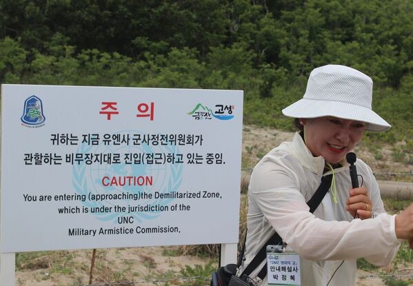 导游指出韩国军队和联合国维和部队责任范围划分线。联合国维和部队签署了和解协议，控制着通往韩朝两国实际边界的道路。 - 俄罗斯卫星通讯社