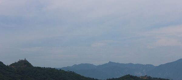 19.Вид в сторону гор Кымгансан. На пике слева находится самый северный наблюдательный пост южнокорейцев. В 500 метрах правее от него располагались их северокорейские коллеги. - 俄羅斯衛星通訊社