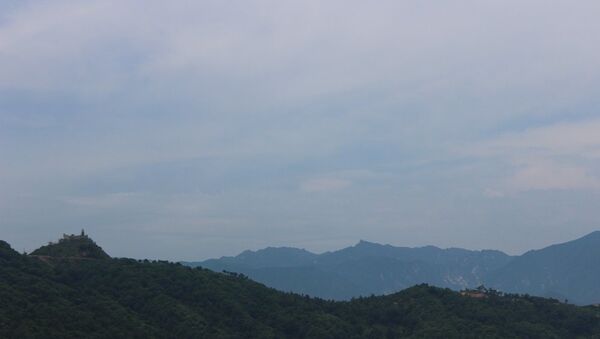 19.Вид в сторону гор Кымгансан. На пике слева находится самый северный наблюдательный пост южнокорейцев. В 500 метрах правее от него располагались их северокорейские коллеги. - 俄罗斯卫星通讯社