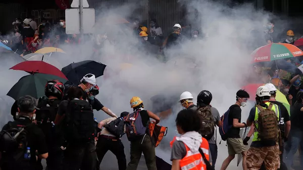 香港特區政府承諾懲治褻瀆中聯辦大樓的肇事者 - 俄羅斯衛星通訊社