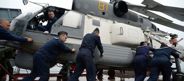 在“Sareks-2019”海上搜救演習中，海員為卡-27直升機起飛做準備 - 俄羅斯衛星通訊社