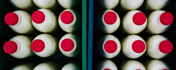 Молоко в бутылках.  - 俄罗斯卫星通讯社