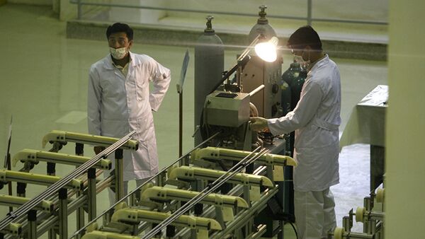 Iranian technicians work at a new facility producing uranium fuel for a planned heavy-water nuclear reactor, just outside the city of Isfahan, 255 miles (410 kilometers) south of the capital Tehran - 俄羅斯衛星通訊社