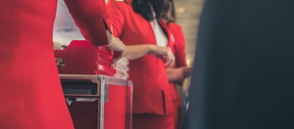 Стюардессы с тележкой с едой на борту самолета  - 俄罗斯卫星通讯社