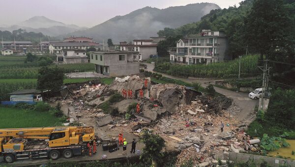 Спасатели ищут под завалами живых людей после землетрясения в китайской провинции Сычуань - 俄罗斯卫星通讯社