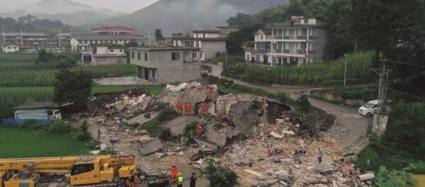 Спасатели ищут под завалами живых людей после землетрясения в китайской провинции Сычуань - 俄羅斯衛星通訊社