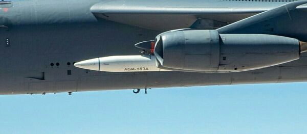Гиперзвуковая аэробаллистическая ракета Air Launched Rapid Response Weapon на внешней подвеске стратегического бомбардировщика Boeing B-52H - 俄罗斯卫星通讯社