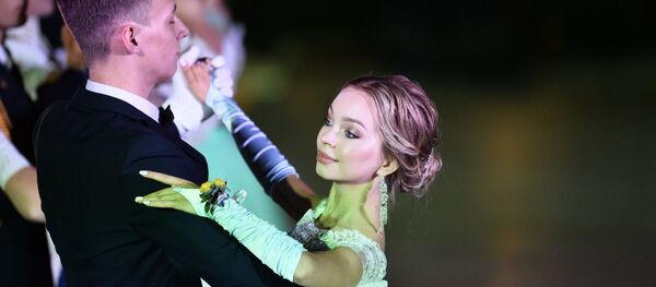 西方欣赏克里米亚女孩的美丽 - 俄罗斯卫星通讯社