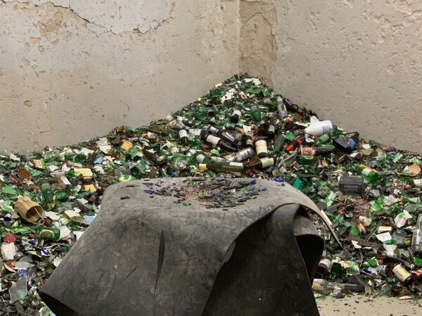 摔餐具砸家具:谁因何去“发泄屋” 摔餐具砸家具:谁因何去“发泄屋” - 俄罗斯卫星通讯社