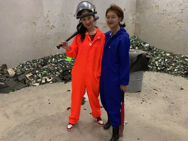 摔餐具砸家具:谁因何去“发泄屋” 摔餐具砸家具:谁因何去“发泄屋” - 俄罗斯卫星通讯社