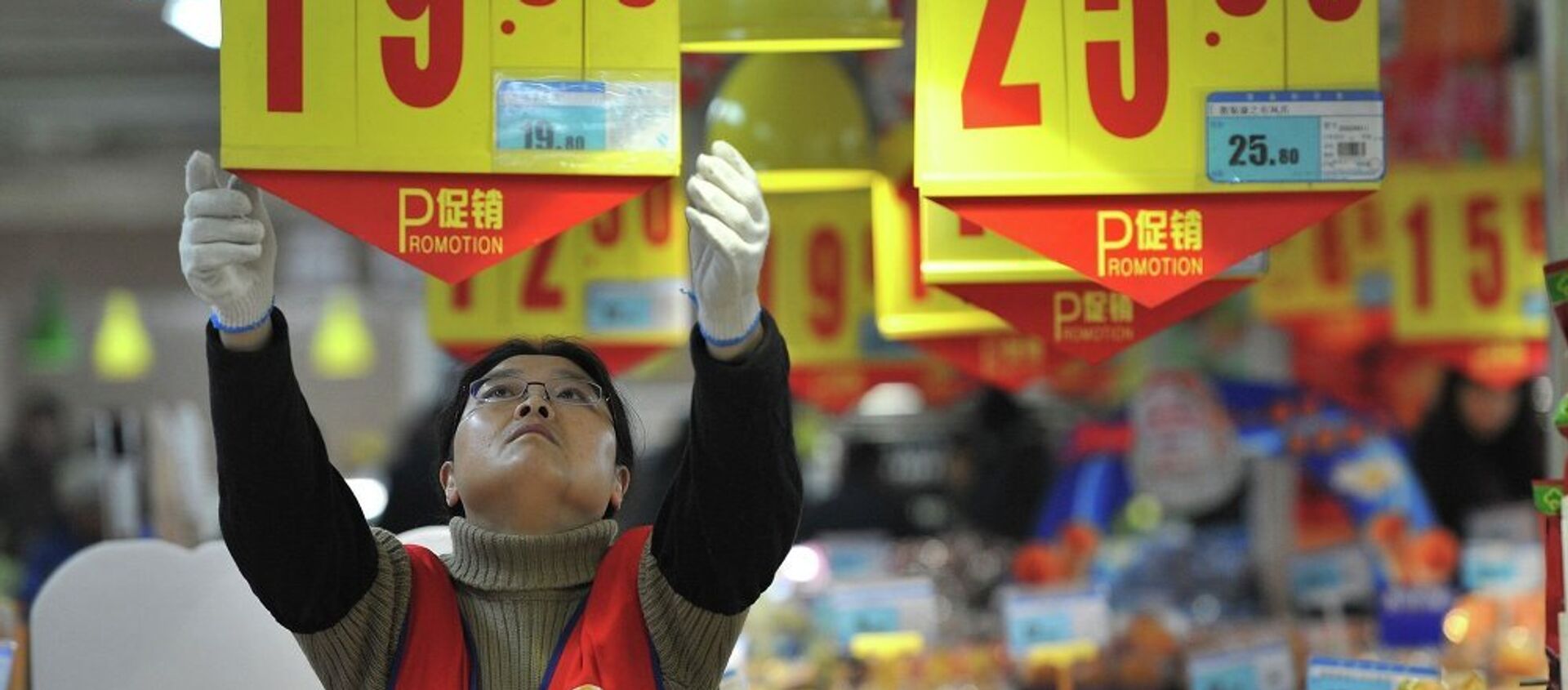 Китайский продавец вешает ценник в магазине - 俄羅斯衛星通訊社, 1920, 23.03.2021