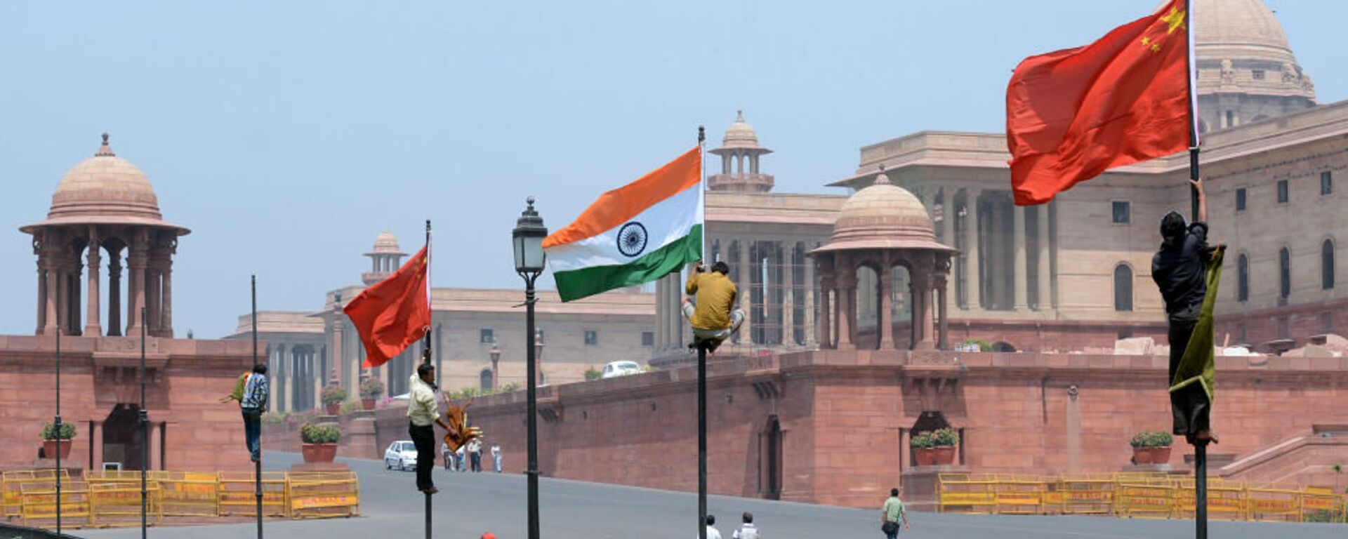Indian workers tie Indian and Chinese national flags onto poles in front of The Indian Secretariat in New Delhi on May 18, 2013 - 俄罗斯卫星通讯社, 1920, 19.10.2022