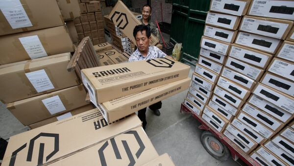 Workers load boxes of gun cases for a U.S. client in a factory of firearm equipment manufacturer Yakeda Tactical Gear Co, which exports most of its products to the United States, in Guangzhou - 俄羅斯衛星通訊社
