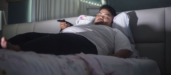 Человек во время сна перед телевизором  - 俄罗斯卫星通讯社