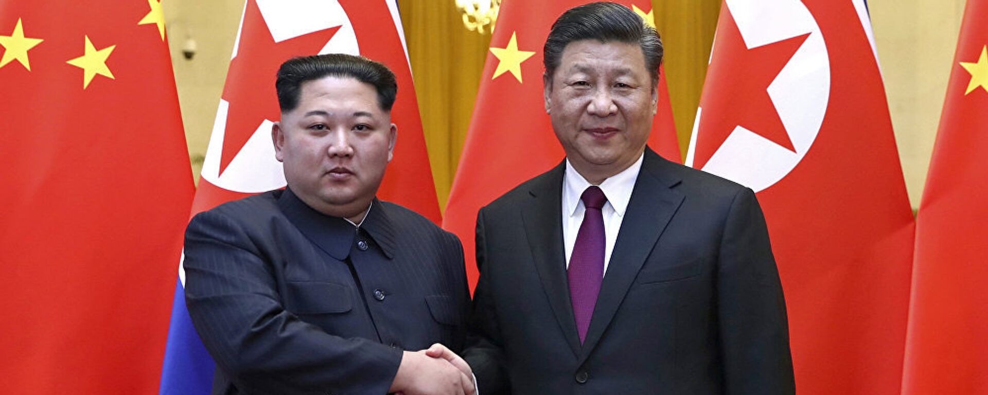 North Korean leader Kim Jong Un, left, and Chinese President Xi Jinping shake hands in Beijing, China. - 俄罗斯卫星通讯社, 1920, 30.07.2021