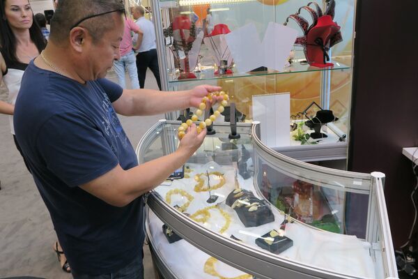 参观展会的中国人在选择白蜜蜡珠子做成的项链。其价格超过了3万元。 - 俄罗斯卫星通讯社