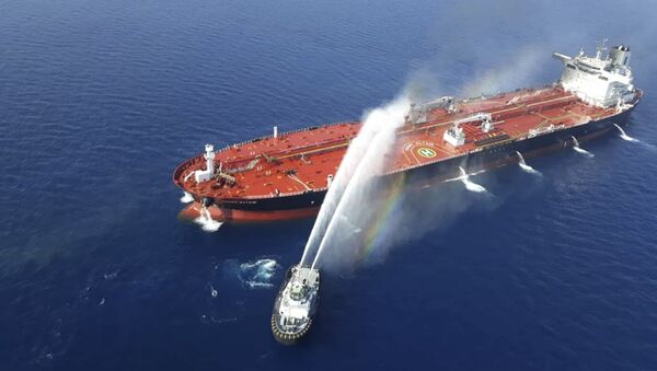 Тушение огня на нефтяном танкере, атакованном у берегов Омана - 俄羅斯衛星通訊社