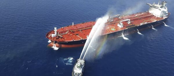 Тушение огня на нефтяном танкере, атакованном у берегов Омана - 俄羅斯衛星通訊社